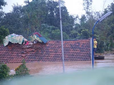 Dân vùng lũ bám nóc nhà kêu cứu