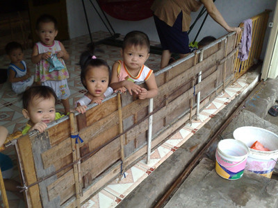 Không có tiền, nhiều phụ huynh đành gửi con vào những điểm giữ trẻ tại gia không đạt chuẩn. Ảnh chụp tại một điểm giữ trẻ không phép tại đường số 6, phường Linh Xuân, Thủ Đức, TPHCM