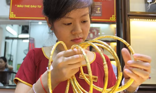 Vàng sắp 'húc đổ' đỉnh giá mọi thời đại