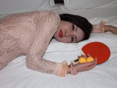 Can lộ lộ lại tạo dáng phản cảm với vợt bóng bàn