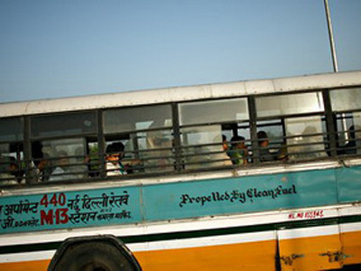 Cứu thoát cô gái sắp bị hiếp trên xe buýt