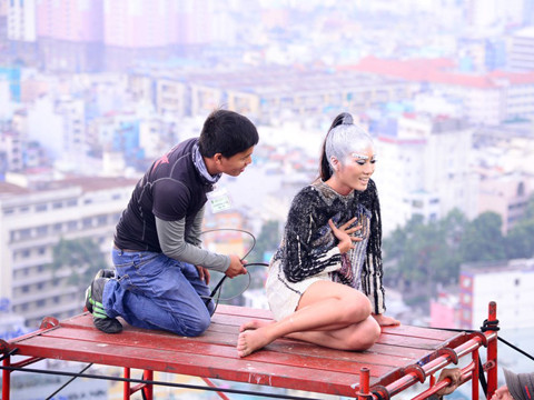 Thí sinh Top Model bật khóc trên độ cao... 200m