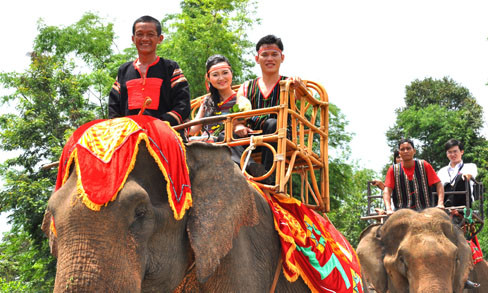 Cấm dùng xe công dự tiệc cưới