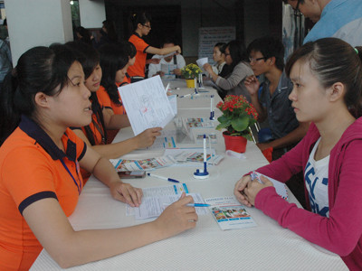 Sinh viên trường ĐH Kỹ thuật Công nghệ tư vấn ngành nghề cho thí sinh đến nộp hồ sơ xét tuyển NV bổ sung tại trường ngày 21-8. Ảnh: Quang Phương