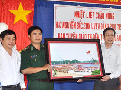 Đại diện lãnh đạo Ban Tuyên giáo T.Ư tặng ảnh cho Bảo tàng Lý Sơn