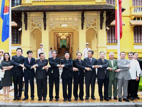 Bộ trưởng Bộ Ngoại giao Phạm Bình Minh cùng đại sứ các nước ASEAN tham dự Lễ thượng cờ ASEAN và quốc kỳ Việt Nam. Ảnh: TTXVN