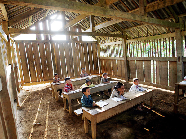 Lớp học xuyên nắng, xuyên gió