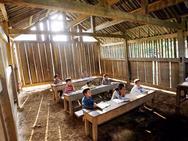 Lớp học xuyên nắng, xuyên gió