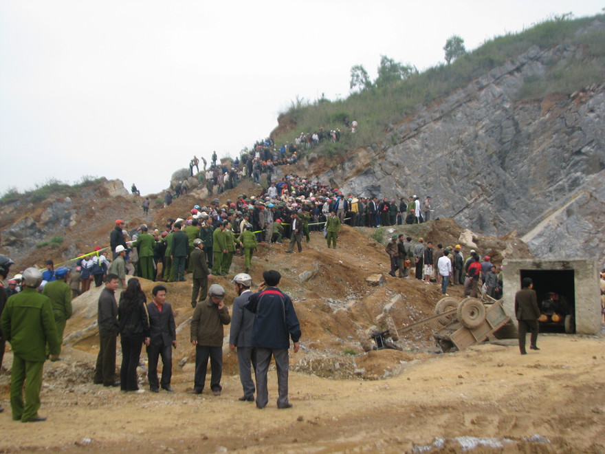 Sập mỏ đá, hơn 20 người thương vong