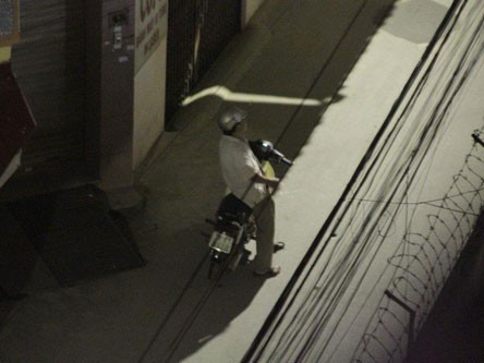 Hốt hoảng vì gặp kẻ thích khoe 'của quý'