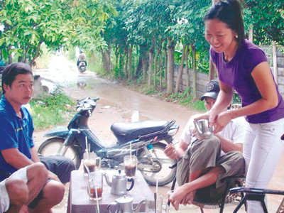 Sáng sớm một mình bán cà phê Ảnh: Thanh Chương