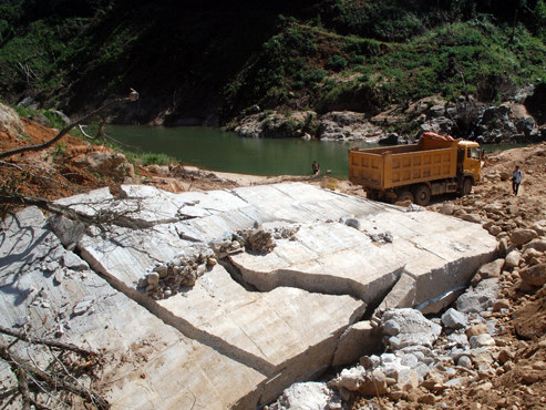 Vỡ đập thủy điện: Do xe ben!