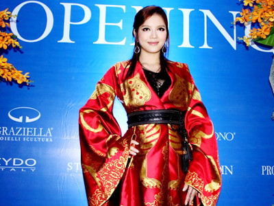 Choáng với váy tỷ đồng của Lý Nhã Kỳ