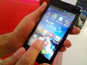 Cận cảnh smartphone sản xuất đầu tiên tại Việt Nam