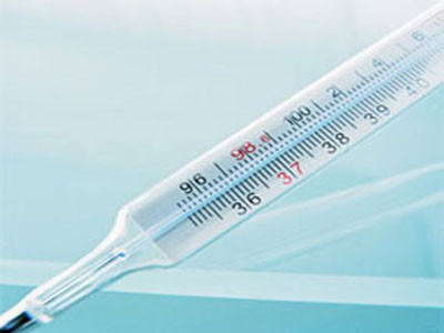 Đo sữa bằng nhiệt kế, cho trẻ uống luôn thủy ngân