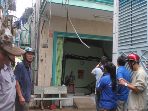 Gần 10 căn nhà sụt lún, cả phố hoảng loạn