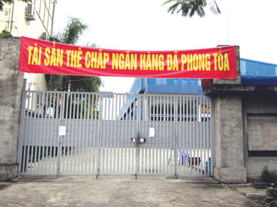 Ồ ạt bán tài sản thế chấp thu nợ