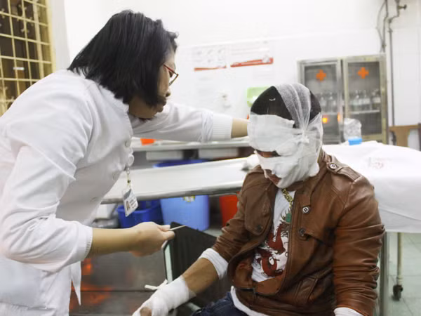 Bác sĩ đang điều trị cho anh Hải tại BV Xanh Pôn