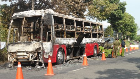 Xe khách bốc cháy trơ khung, 43 người thoát chết