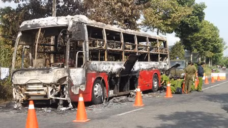 Xe khách bốc cháy trơ khung, 43 người thoát chết