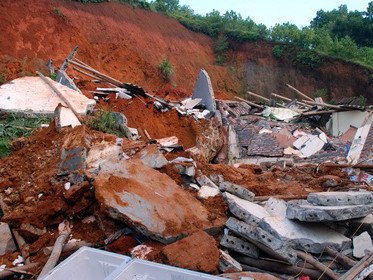 Đất lở vùi lấp 4 nhà, hai bà cháu tử nạn