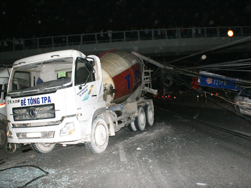 Xe ben kéo đổ năm cột điện trên phố