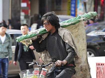 Xôn xao hot boy, hot girl đi ăn mày