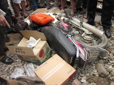 Xe máy lao vào đoàn tàu, hai người bị thương