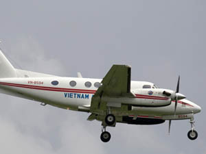 Máy bay hàng không VASCO hạ cánh bằng... bụng