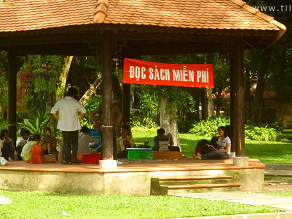 Teen mở thư viện sách miễn phí tại công viên