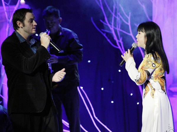 Lee có phong cách khá bụi, anh sẵn sàng ôm đàn ghi-ta hát nhạc Việt ở bất cứ đâu, miễn có người tán thưởng.