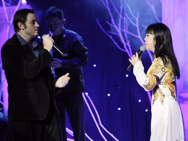 Lee có phong cách khá bụi, anh sẵn sàng ôm đàn ghi-ta hát nhạc Việt ở bất cứ đâu, miễn có người tán thưởng.
