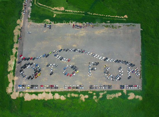 Dùng ô tô xếp logo mừng sinh nhật