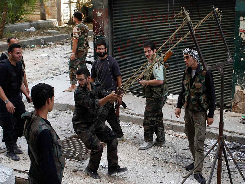 Một nhóm quân nổi dậy đang dùng súng cao su tấn công vào quân chính phủ