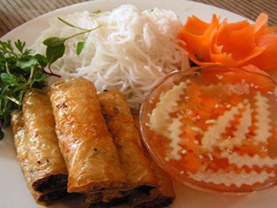 Bữa trưa đổi món với bún nem