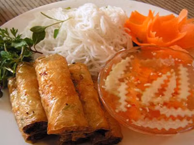 Bữa trưa đổi món với bún nem