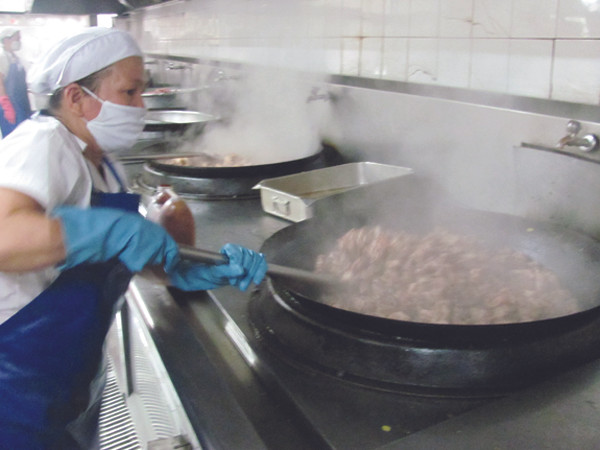 Bếp ăn của Cty Pouyeun ở KCN Bình Tân cung cấp suất ăn với giá 9.000 đồng. Ảnh L.N