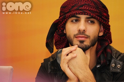 'Trai đẹp bị trục xuất' điệu đà làm duyên trước ống kính