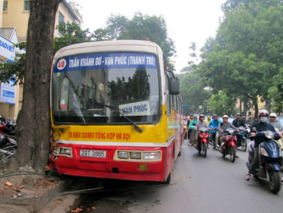 Đừng để người dân coi xe buýt là hung thần