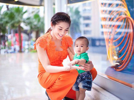 Ca sĩ chuyển giới Lâm Chi Khanh làm mẹ