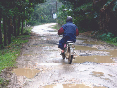 Nghèo thêm vì có 2km đường nhựa