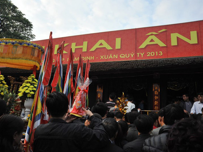 Sư giả, cái bang đổ bộ Đền Trần moi tiền du khách