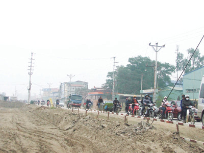 Đoạn quốc lộ 32 qua xã Minh Khai đang được khẩn trương thi công Ảnh: Minh Tuấn