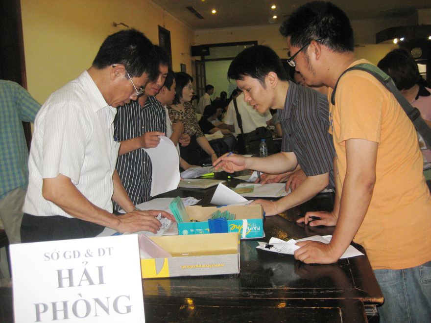 Các Sở Gd&ĐT bàn giao hồ sơ cho các trường đại học, cao đẳng khu vực Hà Nội vào sáng nay 10-5