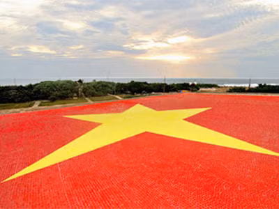 Lá cờ Tổ quốc Việt Nam làm bằng gốm trên nóc nhà văn hóa của đào Trường Sa lớn