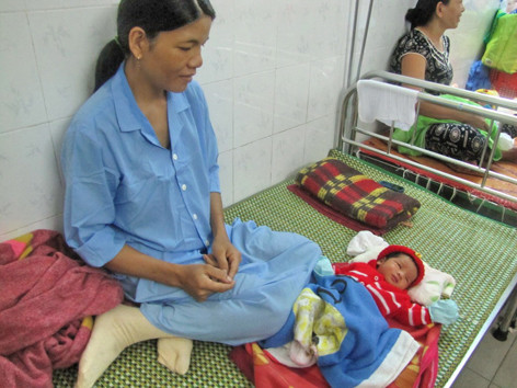 Cháu bé con của sản phụ Võ Thị Liễu được cứu sống một cách hy hữu. Ảnh: Ngọc Văn