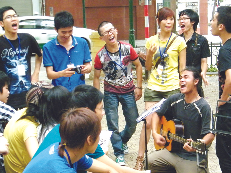 Sign In thăng hoa tại buổi biểu diễn ngày 23 - 5 ở Vườn hoa Tràng Thi (Hà Nội). Ảnh: N.M.Hà