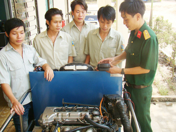 Dạy nghề cho bộ đội xuất ngũ tại trường CĐ nghề số 8