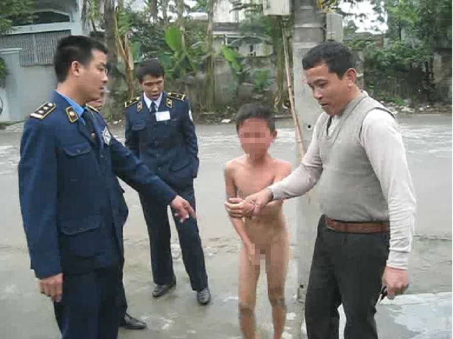 Cô dạy trò bằng roi, bố dạy con bằng cách lột truồng