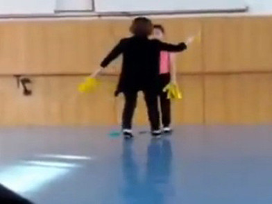 Clip nữ sinh học múa bị đánh, mắng thậm tệ gây sốt mạng TQ